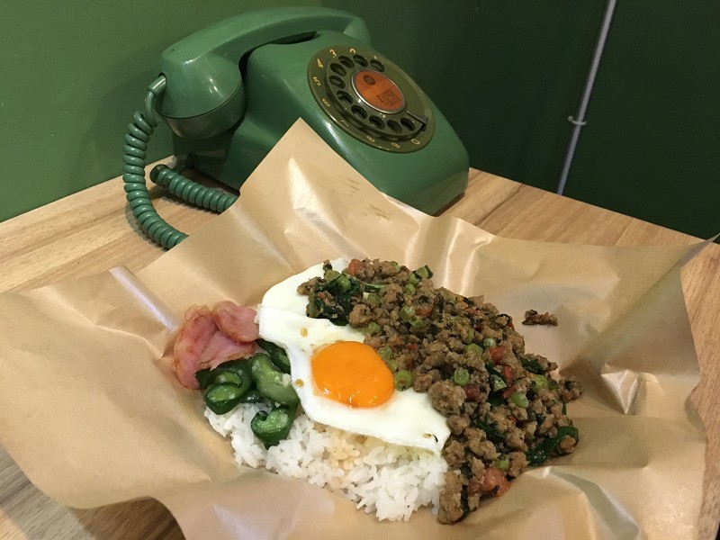 【永和｜頂溪站】北蘭阿姨商行＿邪惡雙半熟蛋蒜味香腸飯＿讓人手嘴停不下來的嘎拋豬肉飯＿永和宵夜新朋友