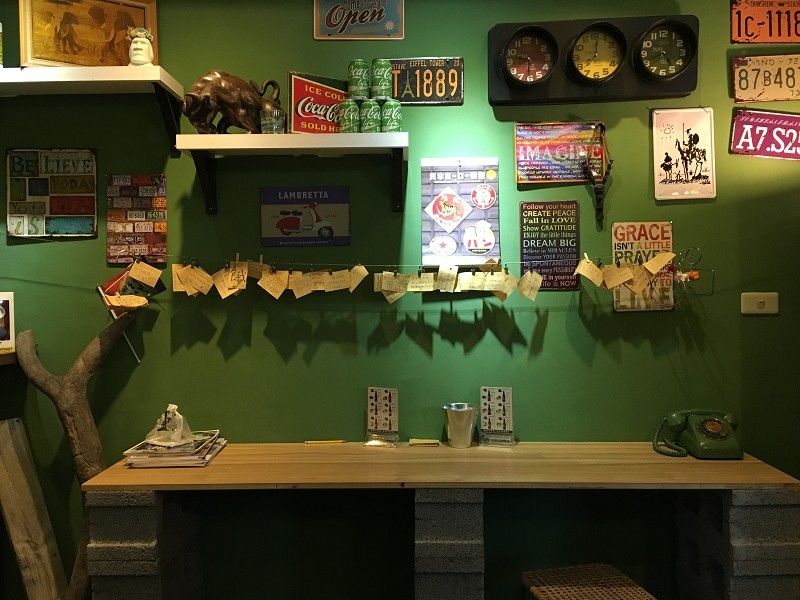 【永和｜頂溪站】北蘭阿姨商行＿邪惡雙半熟蛋蒜味香腸飯＿讓人手嘴停不下來的嘎拋豬肉飯＿永和宵夜新朋友