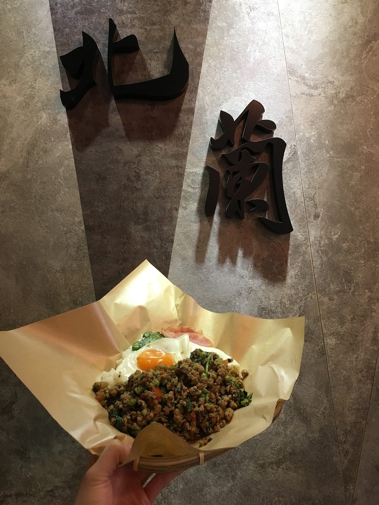 【永和｜頂溪站】北蘭阿姨商行＿邪惡雙半熟蛋蒜味香腸飯＿讓人手嘴停不下來的嘎拋豬肉飯＿永和宵夜新朋友