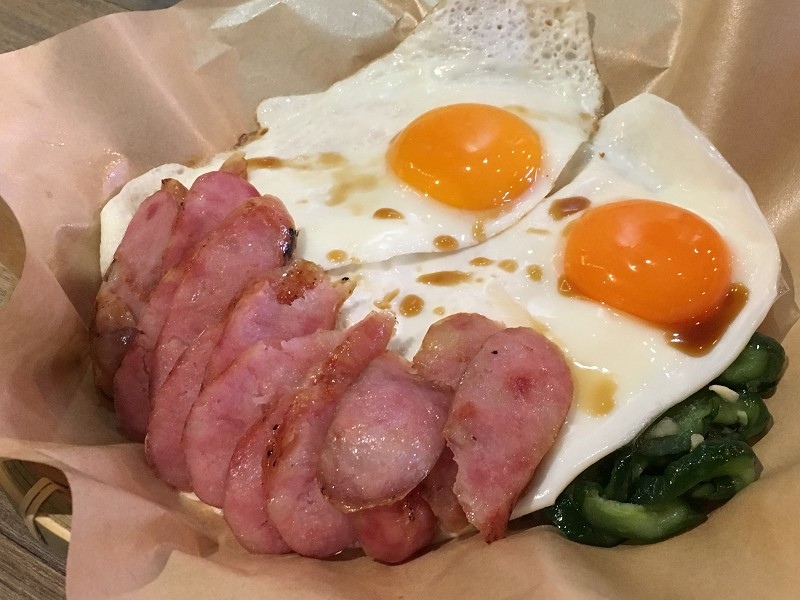 【永和｜頂溪站】北蘭阿姨商行＿邪惡雙半熟蛋蒜味香腸飯＿讓人手嘴停不下來的嘎拋豬肉飯＿永和宵夜新朋友