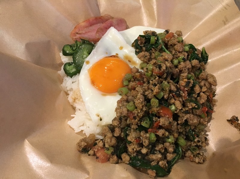 【永和｜頂溪站】北蘭阿姨商行＿邪惡雙半熟蛋蒜味香腸飯＿讓人手嘴停不下來的嘎拋豬肉飯＿永和宵夜新朋友