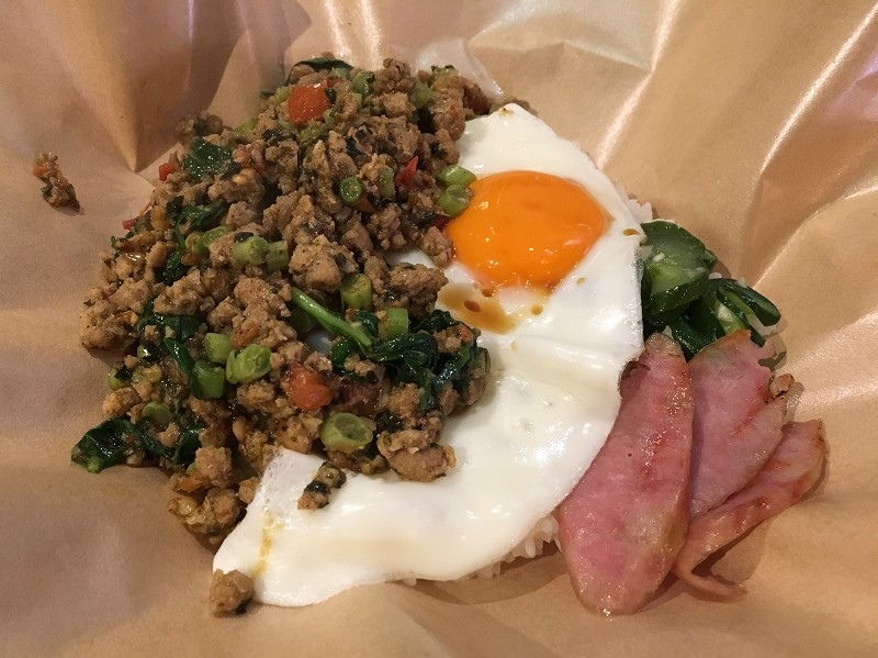 【永和｜頂溪站】北蘭阿姨商行＿邪惡雙半熟蛋蒜味香腸飯＿讓人手嘴停不下來的嘎拋豬肉飯＿永和宵夜新朋友