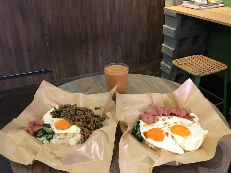 【永和｜頂溪站】北蘭阿姨商行＿邪惡雙半熟蛋蒜味香腸飯＿讓人手嘴停不下來的嘎拋豬肉飯＿永和宵夜新朋友