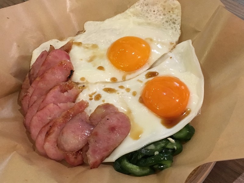 【永和｜頂溪站】北蘭阿姨商行＿邪惡雙半熟蛋蒜味香腸飯＿讓人手嘴停不下來的嘎拋豬肉飯＿永和宵夜新朋友