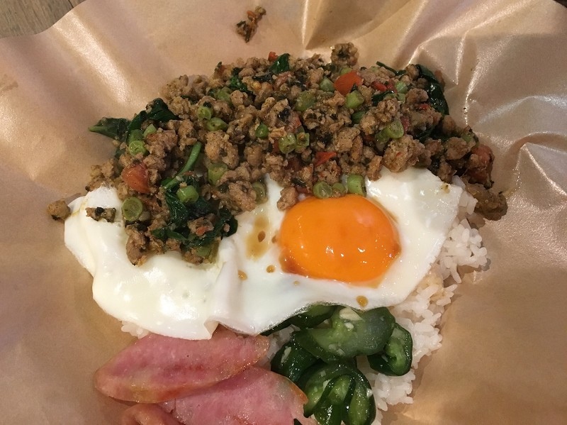 【永和｜頂溪站】北蘭阿姨商行＿邪惡雙半熟蛋蒜味香腸飯＿讓人手嘴停不下來的嘎拋豬肉飯＿永和宵夜新朋友