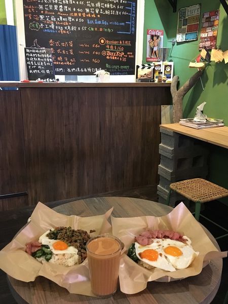 【永和｜頂溪站】北蘭阿姨商行＿邪惡雙半熟蛋蒜味香腸飯＿讓人手嘴停不下來的嘎拋豬肉飯＿永和宵夜新朋友