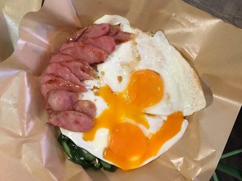 【永和｜頂溪站】北蘭阿姨商行＿邪惡雙半熟蛋蒜味香腸飯＿讓人手嘴停不下來的嘎拋豬肉飯＿永和宵夜新朋友