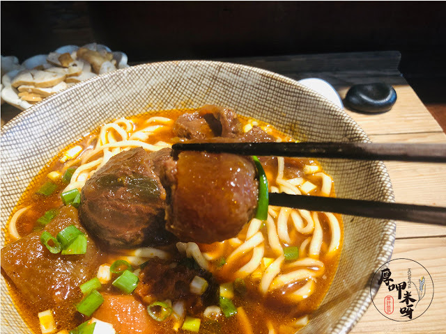 【厚呷米呀│新北板橋】 門前隱味牛肉麵 (WUMAMII) 預約後等待375天之一天一個饗念/今天是第798天的老湯熬出一個回味/大叔不像大叔的用心料理/只有一種牛肉麵套餐可選細麵寬麵