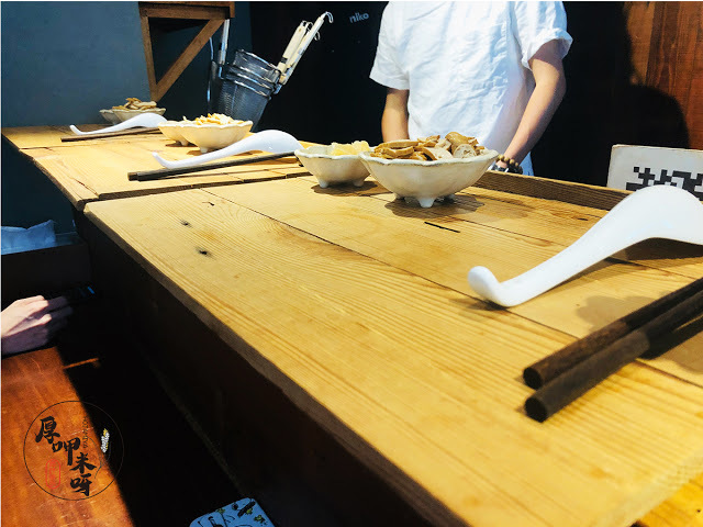 【厚呷米呀│新北板橋】 門前隱味牛肉麵 (WUMAMII) 預約後等待375天之一天一個饗念/今天是第798天的老湯熬出一個回味/大叔不像大叔的用心料理/只有一種牛肉麵套餐可選細麵寬麵