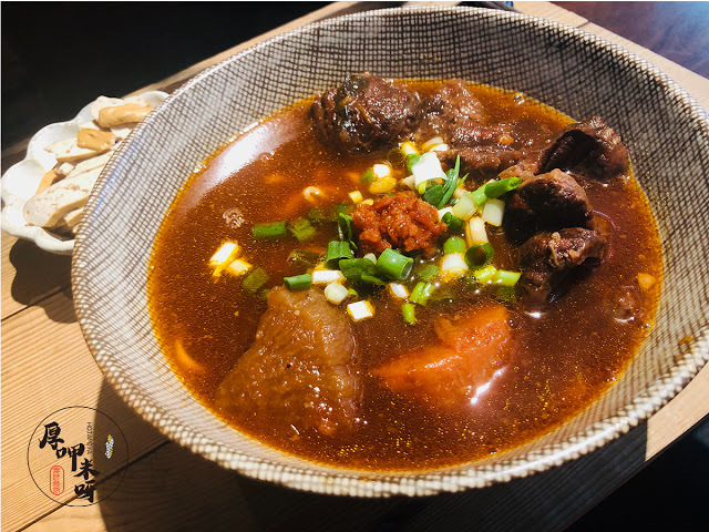 【厚呷米呀│新北板橋】 門前隱味牛肉麵 (WUMAMII) 預約後等待375天之一天一個饗念/今天是第798天的老湯熬出一個回味/大叔不像大叔的用心料理/只有一種牛肉麵套餐可選細麵寬麵