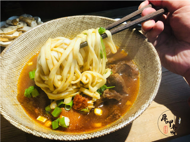【厚呷米呀│新北板橋】 門前隱味牛肉麵 (WUMAMII) 預約後等待375天之一天一個饗念/今天是第798天的老湯熬出一個回味/大叔不像大叔的用心料理/只有一種牛肉麵套餐可選細麵寬麵