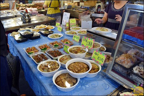 阿東師美食特區：台中平價熱炒。阿東師。每日現炒餐廳菜色百元價位一點利黃昏市場超人氣熱炒主婦最愛!