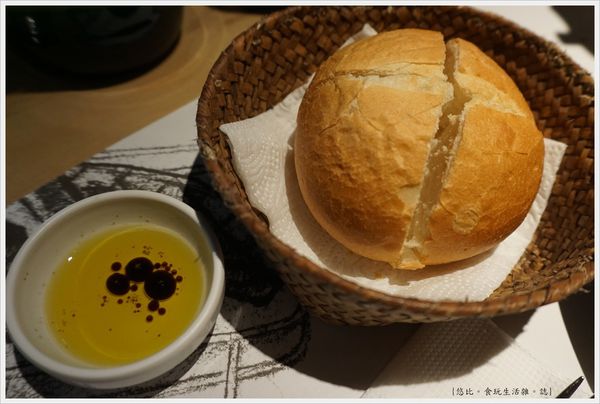 荳牛柴燒牛排餐廳-24-麵包.JPG