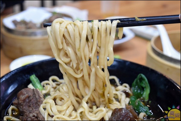 中正大四喜牛肉麵:東海夜市大胃王美食。中正大四喜牛肉麵。加湯加麵不用錢、珍奶、小菜免費無限續@商妮吃喝遊樂