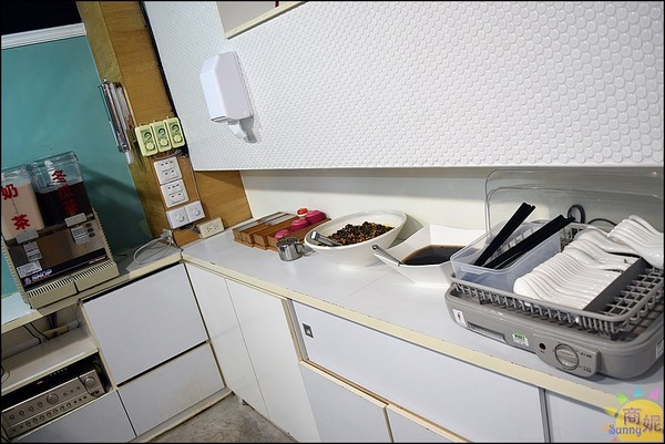 中正大四喜牛肉麵:東海夜市大胃王美食。中正大四喜牛肉麵。加湯加麵不用錢、珍奶、小菜免費無限續@商妮吃喝遊樂