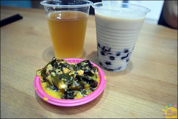 中正大四喜牛肉麵:東海夜市大胃王美食。中正大四喜牛肉麵。加湯加麵不用錢、珍奶、小菜免費無限續@商妮吃喝遊樂