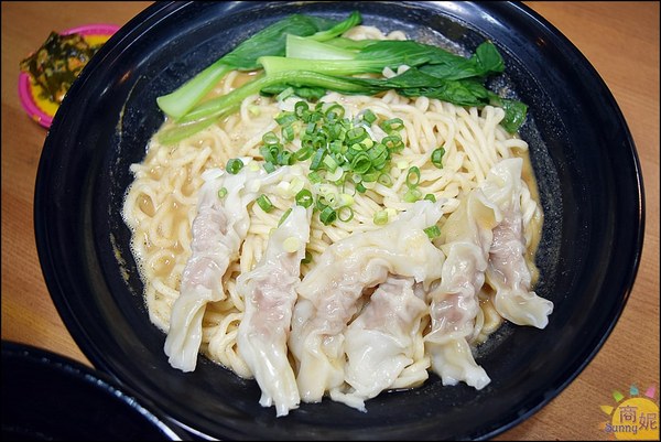 中正大四喜牛肉麵:東海夜市大胃王美食。中正大四喜牛肉麵。加湯加麵不用錢、珍奶、小菜免費無限續@商妮吃喝遊樂