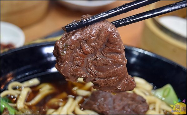 中正大四喜牛肉麵:東海夜市大胃王美食。中正大四喜牛肉麵。加湯加麵不用錢、珍奶、小菜免費無限續@商妮吃喝遊樂