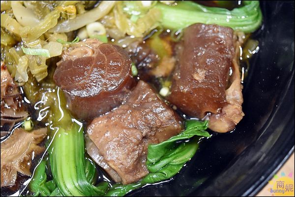 中正大四喜牛肉麵:東海夜市大胃王美食。中正大四喜牛肉麵。加湯加麵不用錢、珍奶、小菜免費無限續@商妮吃喝遊樂