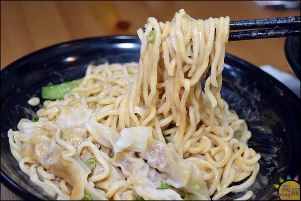 中正大四喜牛肉麵:東海夜市大胃王美食。中正大四喜牛肉麵。加湯加麵不用錢、珍奶、小菜免費無限續@商妮吃喝遊樂