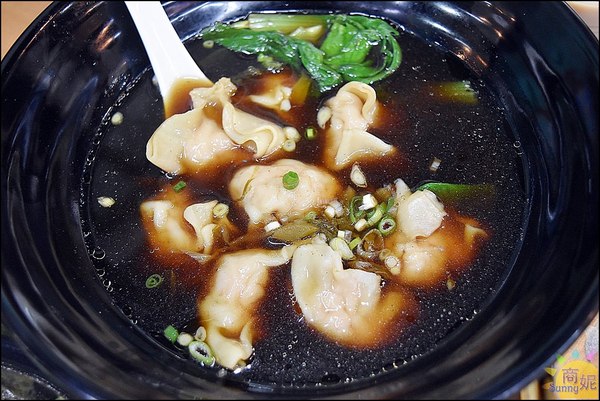 中正大四喜牛肉麵:東海夜市大胃王美食。中正大四喜牛肉麵。加湯加麵不用錢、珍奶、小菜免費無限續@商妮吃喝遊樂