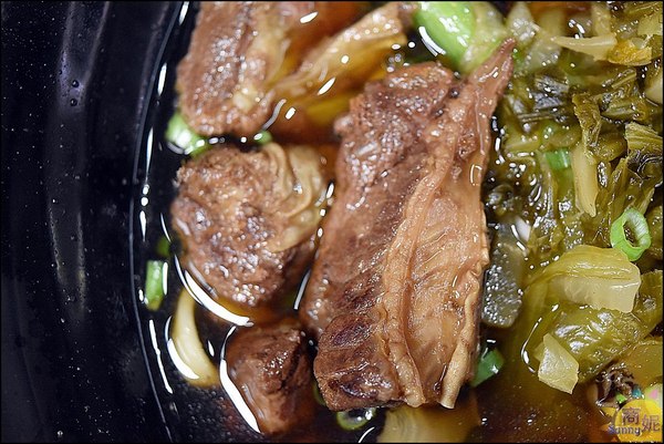 中正大四喜牛肉麵:東海夜市大胃王美食。中正大四喜牛肉麵。加湯加麵不用錢、珍奶、小菜免費無限續@商妮吃喝遊樂