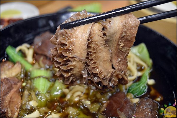 中正大四喜牛肉麵:東海夜市大胃王美食。中正大四喜牛肉麵。加湯加麵不用錢、珍奶、小菜免費無限續@商妮吃喝遊樂