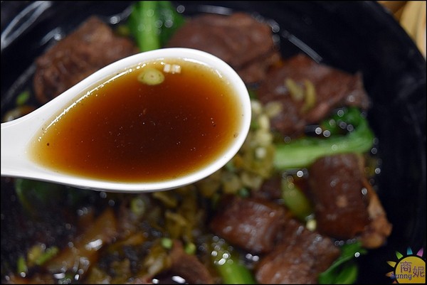 中正大四喜牛肉麵:東海夜市大胃王美食。中正大四喜牛肉麵。加湯加麵不用錢、珍奶、小菜免費無限續@商妮吃喝遊樂