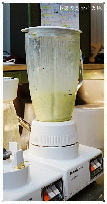 30鮮the juice沙冰果汁：台中西屯』30鮮 the Juice沙冰果汁║逢甲必喝木瓜牛奶。全新進化版，木瓜大神香醇濃好好喝啊！