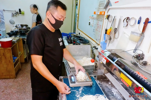 [食記] 新竹竹北-麵角麵食館 メン角 Q彈不軟爛烏龍麵 麻辣排骨麵軟嫩又開胃 豬肉胡麻拌麵焦香豬肉好對味