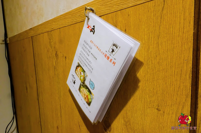 [食記] 新竹竹北-麵角麵食館 メン角 Q彈不軟爛烏龍麵 麻辣排骨麵軟嫩又開胃 豬肉胡麻拌麵焦香豬肉好對味