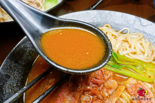 [食記] 新竹竹北-麵角麵食館 メン角 Q彈不軟爛烏龍麵 麻辣排骨麵軟嫩又開胃 豬肉胡麻拌麵焦香豬肉好對味