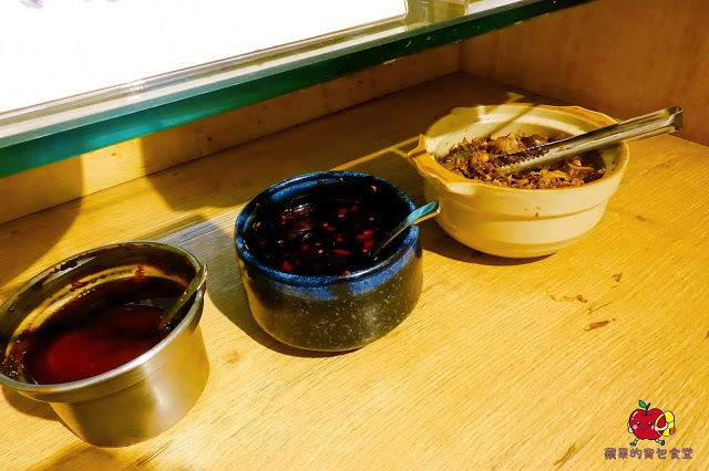 [食記] 新竹竹北-麵角麵食館 メン角 Q彈不軟爛烏龍麵 麻辣排骨麵軟嫩又開胃 豬肉胡麻拌麵焦香豬肉好對味