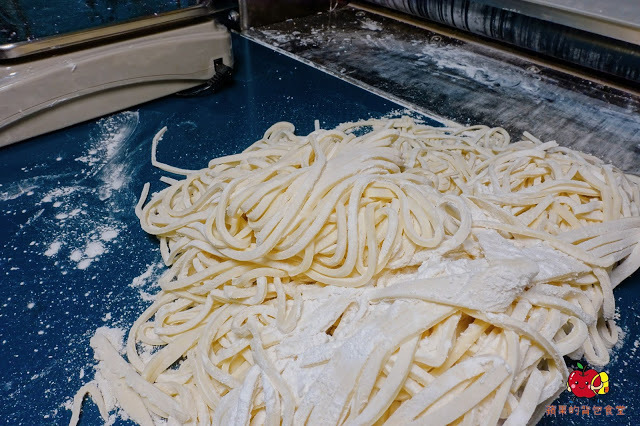 [食記] 新竹竹北-麵角麵食館 メン角 Q彈不軟爛烏龍麵 麻辣排骨麵軟嫩又開胃 豬肉胡麻拌麵焦香豬肉好對味