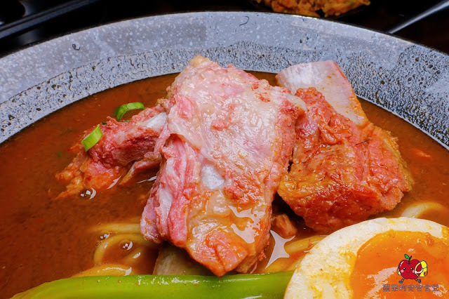 [食記] 新竹竹北-麵角麵食館 メン角 Q彈不軟爛烏龍麵 麻辣排骨麵軟嫩又開胃 豬肉胡麻拌麵焦香豬肉好對味