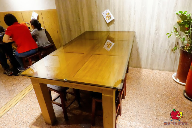 [食記] 新竹竹北-麵角麵食館 メン角 Q彈不軟爛烏龍麵 麻辣排骨麵軟嫩又開胃 豬肉胡麻拌麵焦香豬肉好對味