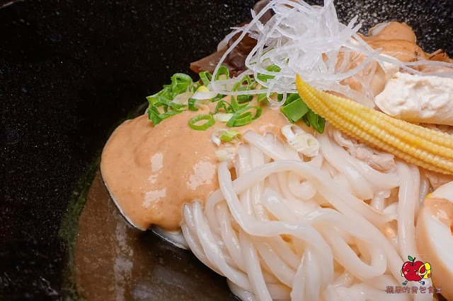 [食記] 新竹竹北-麵角麵食館 メン角 Q彈不軟爛烏龍麵 麻辣排骨麵軟嫩又開胃 豬肉胡麻拌麵焦香豬肉好對味