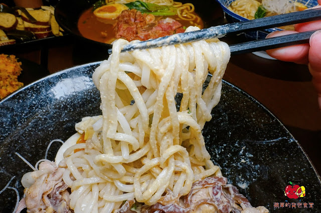 [食記] 新竹竹北-麵角麵食館 メン角 Q彈不軟爛烏龍麵 麻辣排骨麵軟嫩又開胃 豬肉胡麻拌麵焦香豬肉好對味