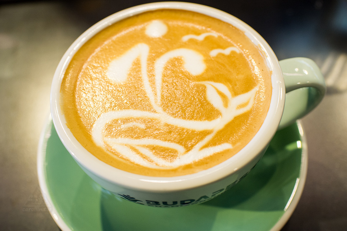 《艾咖啡 ALFEE COFFEE 》拉花冠軍 自家烘焙咖啡館 - 卡琳。摸魚兒趣