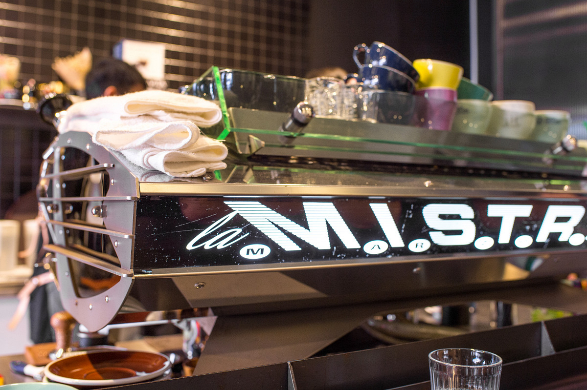 《艾咖啡 ALFEE COFFEE 》拉花冠軍 自家烘焙咖啡館 - 卡琳。摸魚兒趣