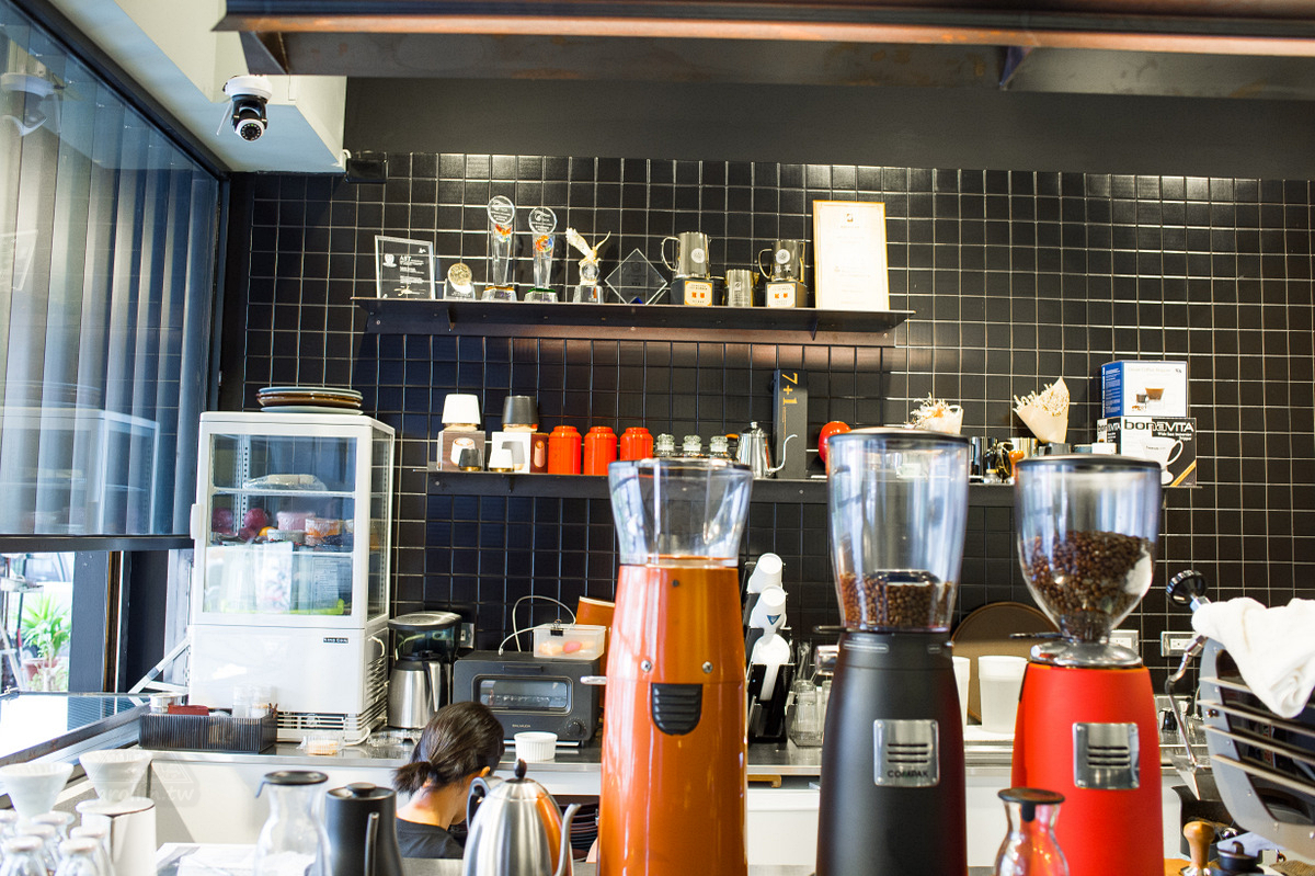 《艾咖啡 ALFEE COFFEE 》拉花冠軍 自家烘焙咖啡館 - 卡琳。摸魚兒趣