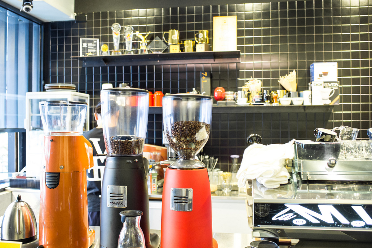 《艾咖啡 ALFEE COFFEE 》拉花冠軍 自家烘焙咖啡館 - 卡琳。摸魚兒趣