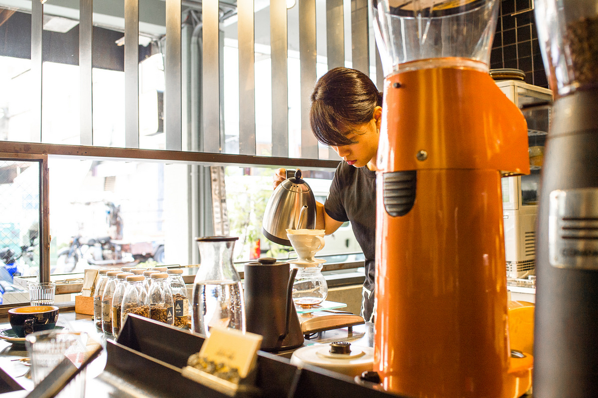 《艾咖啡 ALFEE COFFEE 》拉花冠軍 自家烘焙咖啡館 - 卡琳。摸魚兒趣