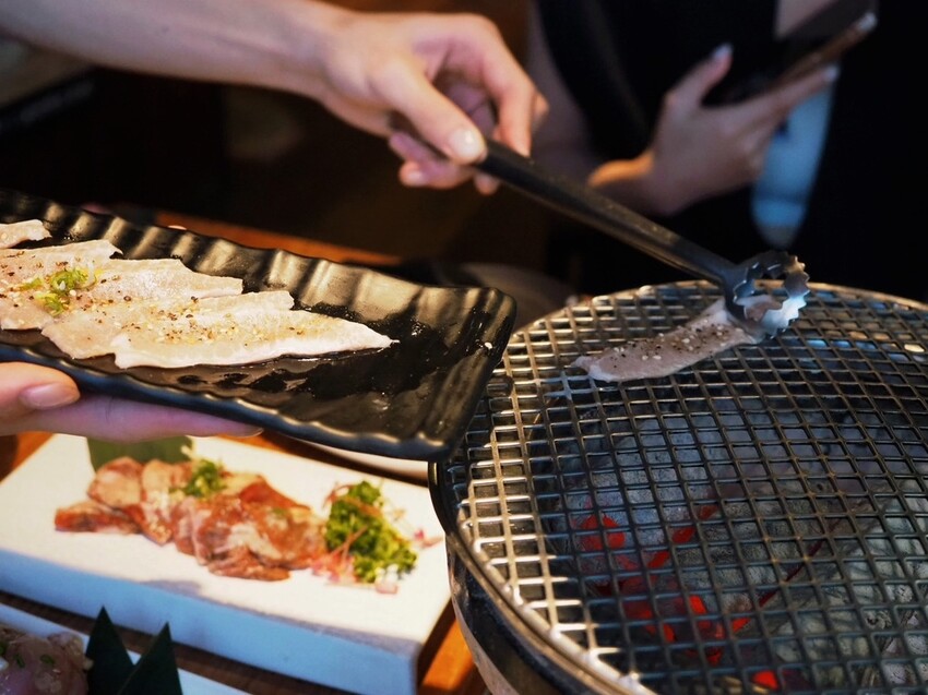 新北板橋府中燒肉推薦《町燒酒食》獨棟日式炭火烤肉居酒屋，夜晚氣氛滿點的炭火燒肉店