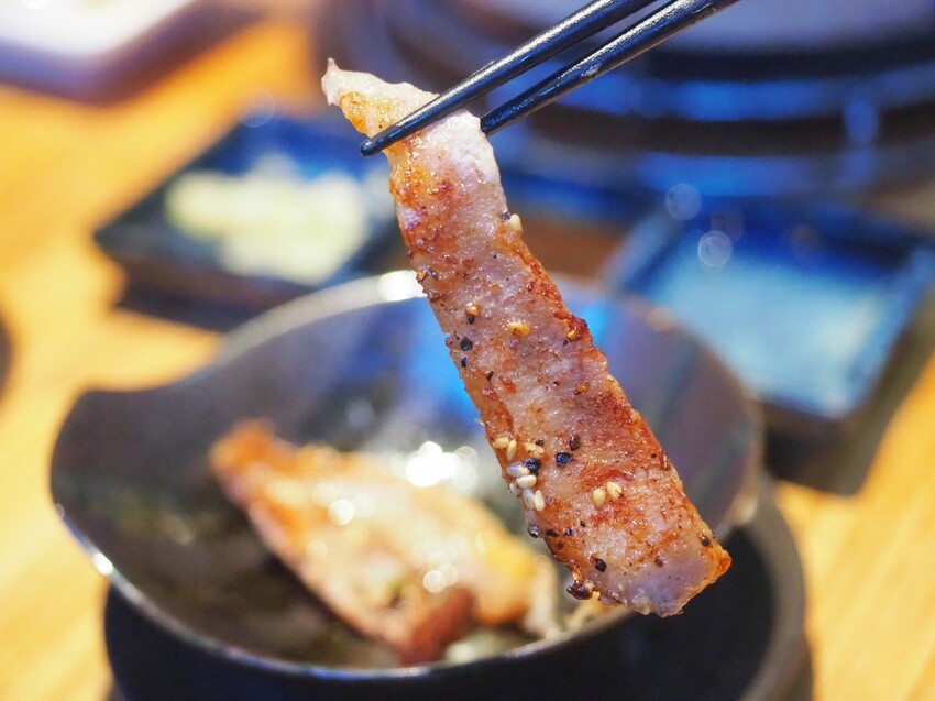 新北板橋府中燒肉推薦《町燒酒食》獨棟日式炭火烤肉居酒屋，夜晚氣氛滿點的炭火燒肉店