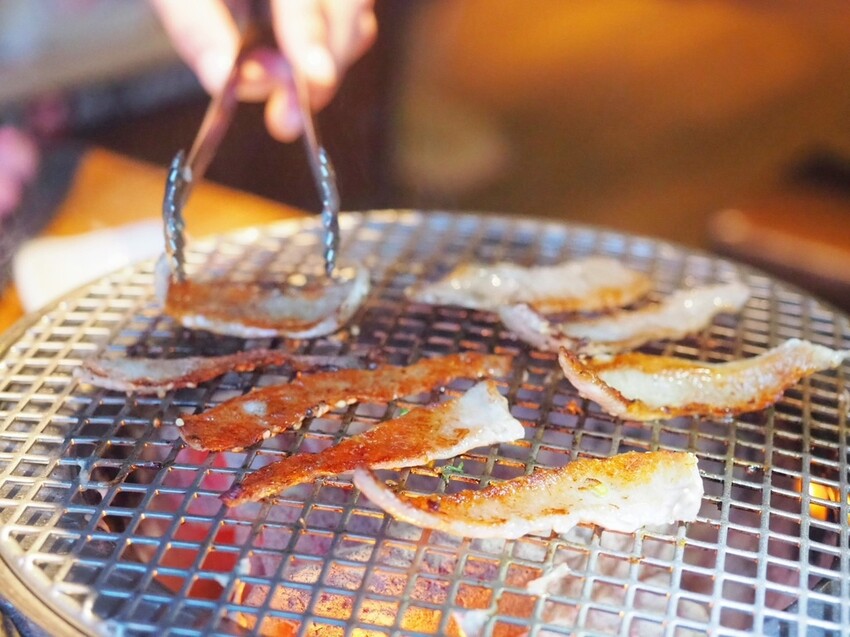 新北板橋府中燒肉推薦《町燒酒食》獨棟日式炭火烤肉居酒屋，夜晚氣氛滿點的炭火燒肉店