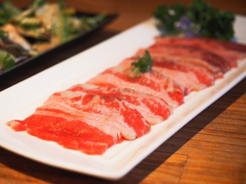 新北板橋府中燒肉推薦《町燒酒食》獨棟日式炭火烤肉居酒屋，夜晚氣氛滿點的炭火燒肉店