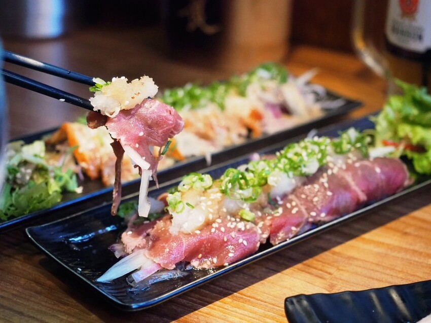 新北板橋府中燒肉推薦《町燒酒食》獨棟日式炭火烤肉居酒屋，夜晚氣氛滿點的炭火燒肉店