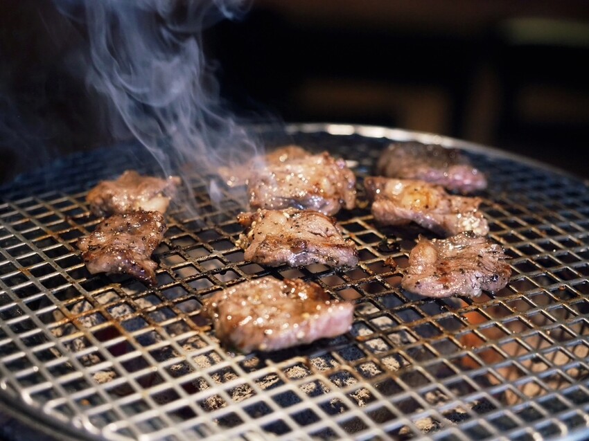 新北板橋府中燒肉推薦《町燒酒食》獨棟日式炭火烤肉居酒屋，夜晚氣氛滿點的炭火燒肉店