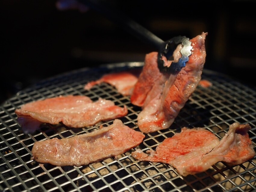 新北板橋府中燒肉推薦《町燒酒食》獨棟日式炭火烤肉居酒屋，夜晚氣氛滿點的炭火燒肉店